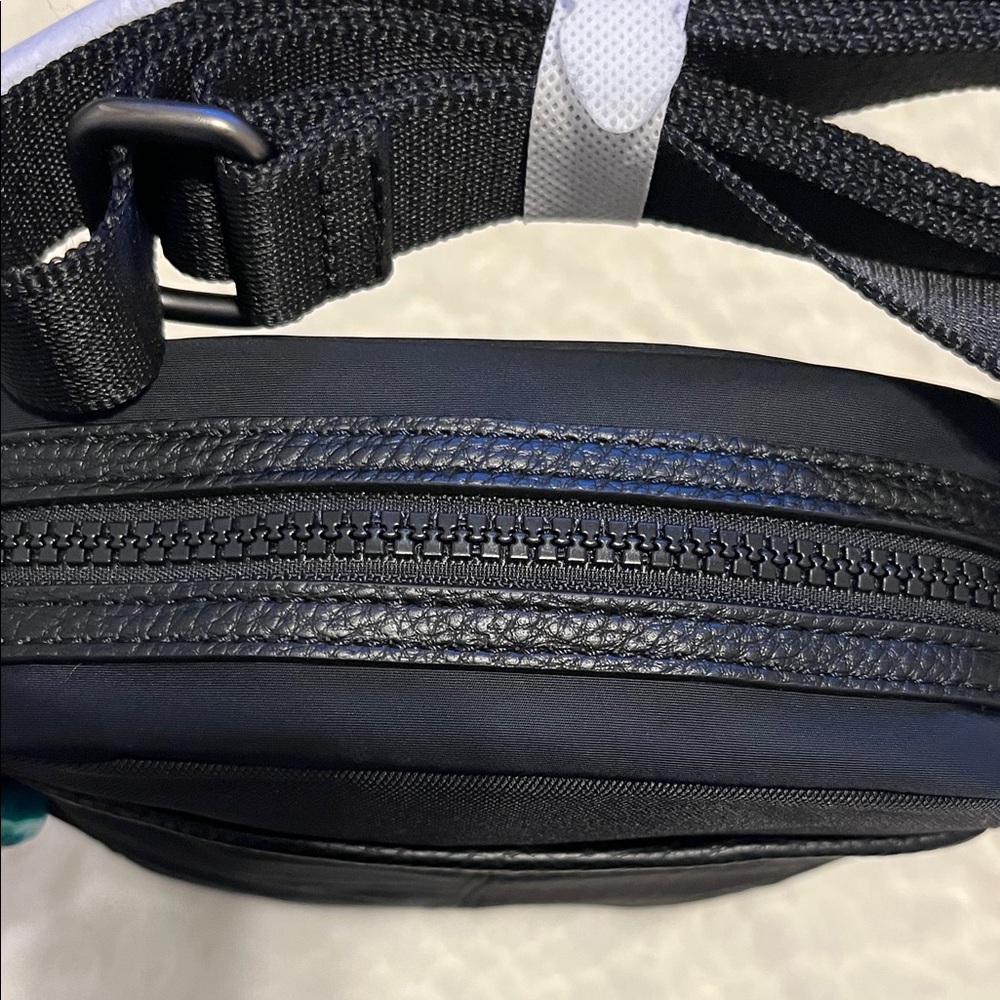 Tommy Hilfiger Lightweight Classic Black Messenger Bag - Picture 6 of 6